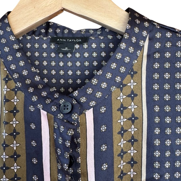 Ann Taylor Flutter Sleeve Silky Blouse Top Navy Blue Floral Size Medium - Picture 2 of 5